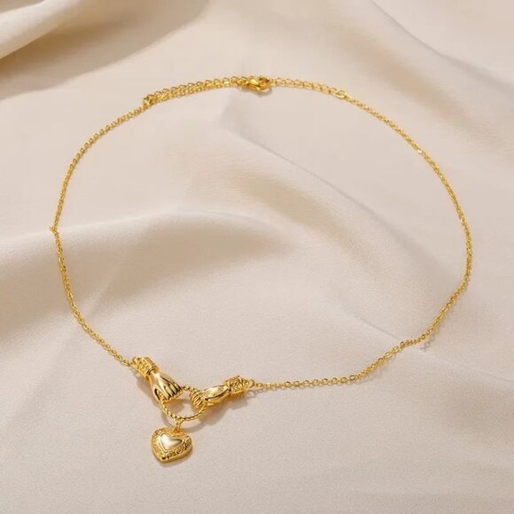 18K Yellow Gold Plated Heart Hands Pendant Necklace Vintage Style - Picture 3 of 8